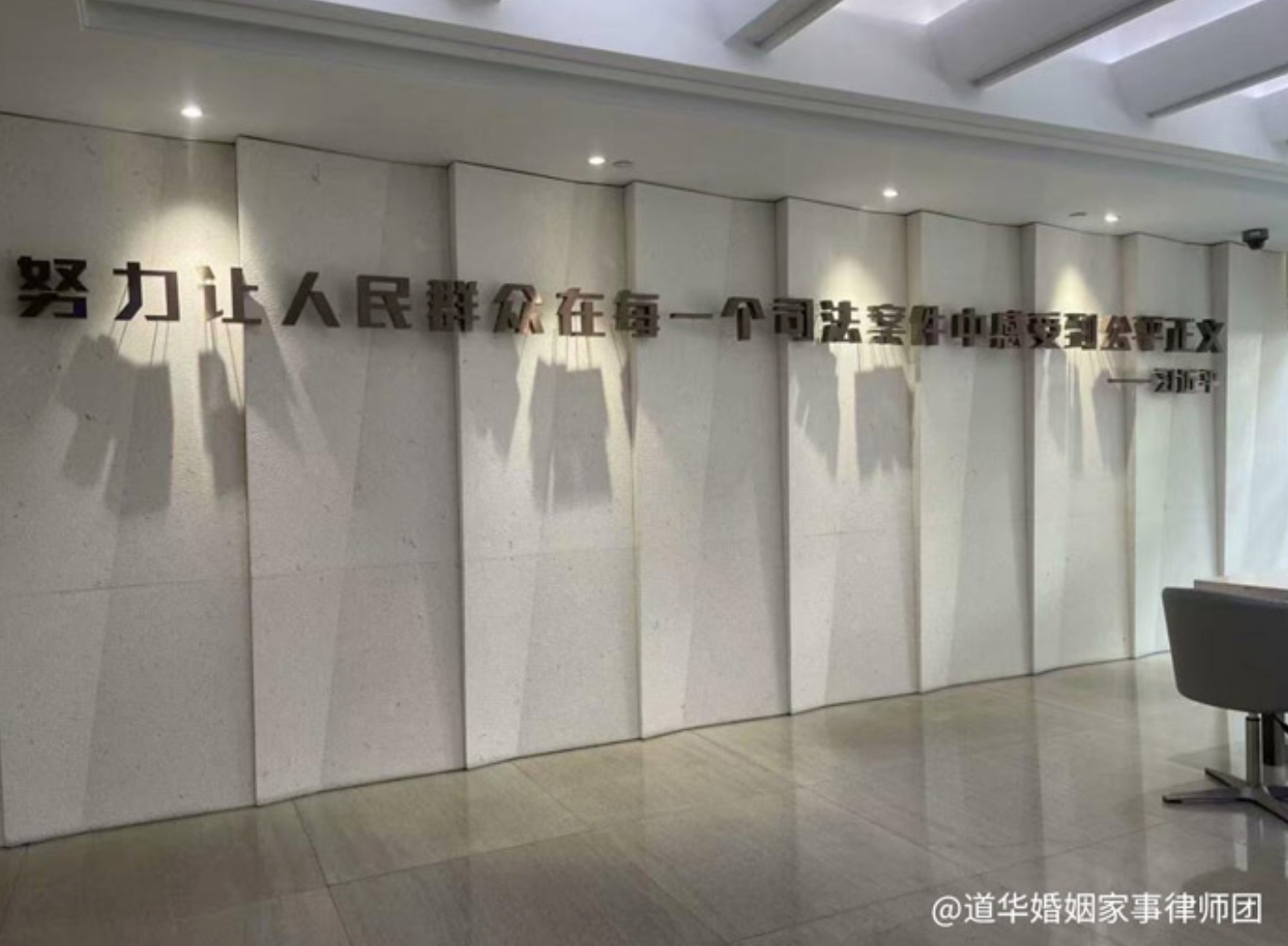 道华案例评析 | 深圳婚姻律师唐云虹谈离婚诉讼期间一方抢夺、隐匿子女，法院判决：抚养权给另一方